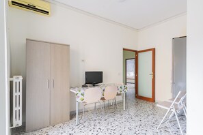 公寓, 陽台 | 起居區 | 35-吋電視,提供數位頻道