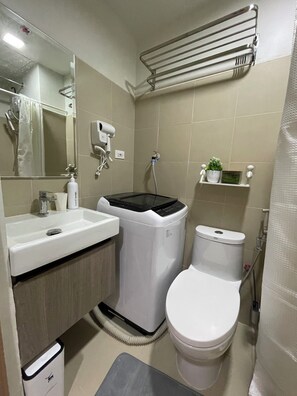 Douche, sĂšche-cheveux, bidet, serviettes fournies