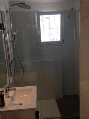 Shower, hair dryer, towels, soap - T5 Parc Fleuri with free parking (Marseille)