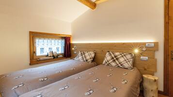 2 bedrooms, travel crib, free WiFi, bed sheets