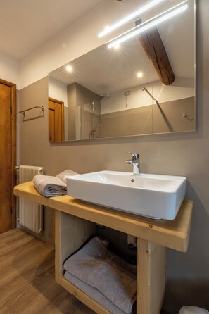 Chuveiro, secador de cabelo, bidê, toalhas de banho