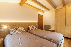 2 bedrooms, travel cot, free WiFi, bed sheets