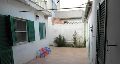 Detached house with courtyard and terrace, near the sea. Ideal for families.