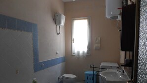 Ein Badezimmer mit Badewanne, Toilette und Waschbecken.