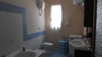 Doccia, asciugacapelli, bidet, asciugamani