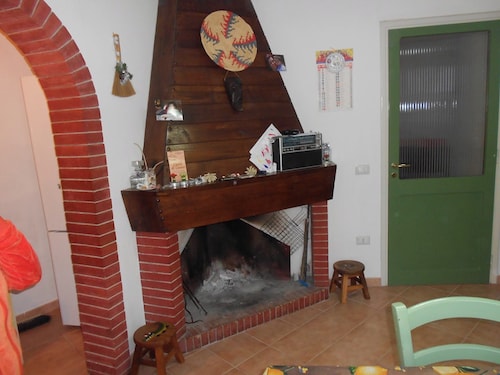 Detached house with courtyard and terrace, near the sea. Ideal for families.