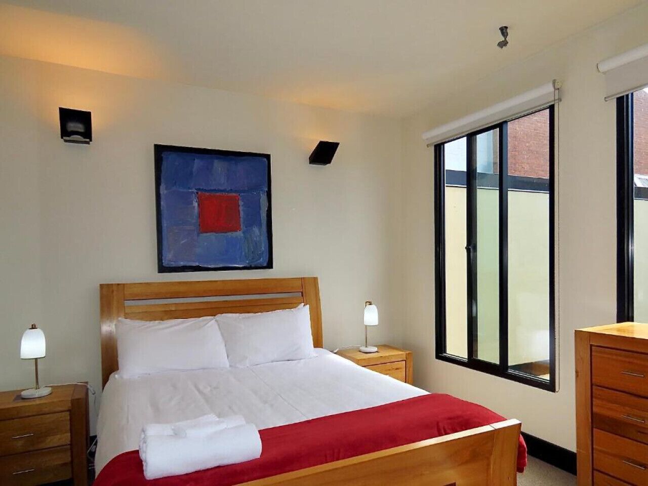 3 habitaciones, escritorio, tabla de planchar con plancha y wifi gratis 