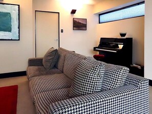 Smart TV, stereo - Inner City Deluxe Accommodation (Hobart)