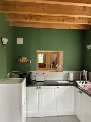 Kjøleskap, mikrobølgeovn, ovn og kokeplater