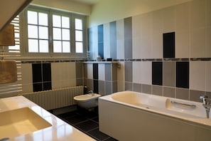 Douche, sĂšche-cheveux, serviettes fournies, savon