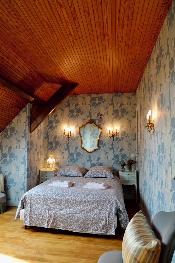 5 bedrooms, iron/ironing board, travel cot, WiFi
