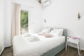 2 bedrooms, in-room safe, blackout curtains, iron/ironing board - Greek Story 2bd (Irakleio)