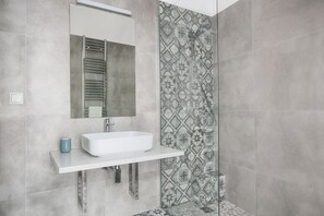 Deluxe Apartment | Bathroom