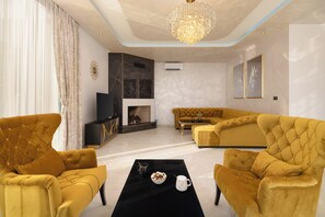 Smart TV, fireplace