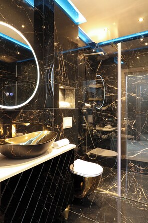 Douche, sèche-cheveux, serviettes fournies, savon
