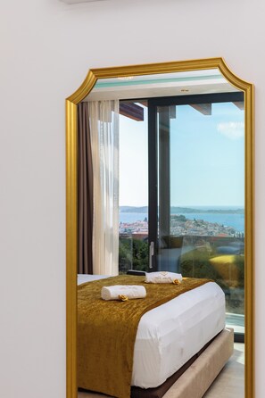 4 bedrooms, in-room safe, iron/ironing board, WiFi