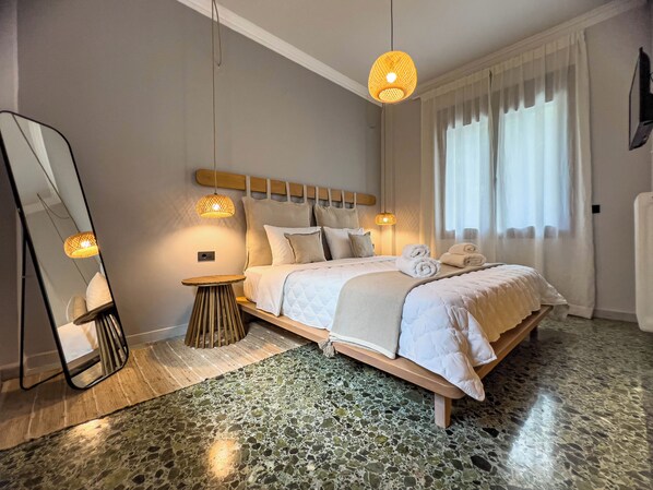 2 bedrooms, in-room safe, desk, iron/ironing board