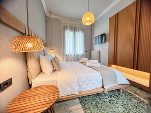 2 sovrum, värdeförvaringsskåp på rummet och skrivbord