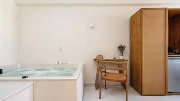 Jetted bathtub