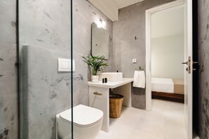 Quarto casal standard | Banheiro | Chuveiro, secador de cabelo, chinelos, toalhas de banho