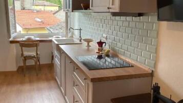 Fridge, cookware/dishes/utensils