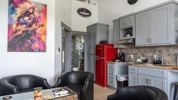 Casa | 2 camere, una scrivania, Internet