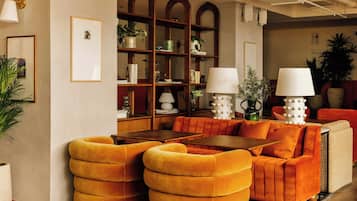Coin salon dans le hall