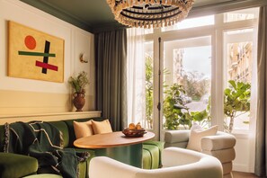 Living room - Le Jardin De Verre by Locke (Paris)