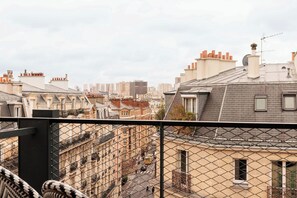 City Studio with Balcony | Balcony - Le Jardin De Verre by Locke (Paris)