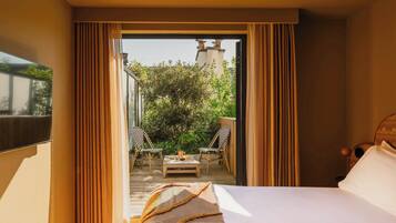 Premium bedding, in-room safe, individually decorated