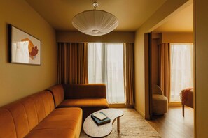 Terrace Suite | Zona de estar | Smart TV de 42 pulgadas con canales digitales, juguetes