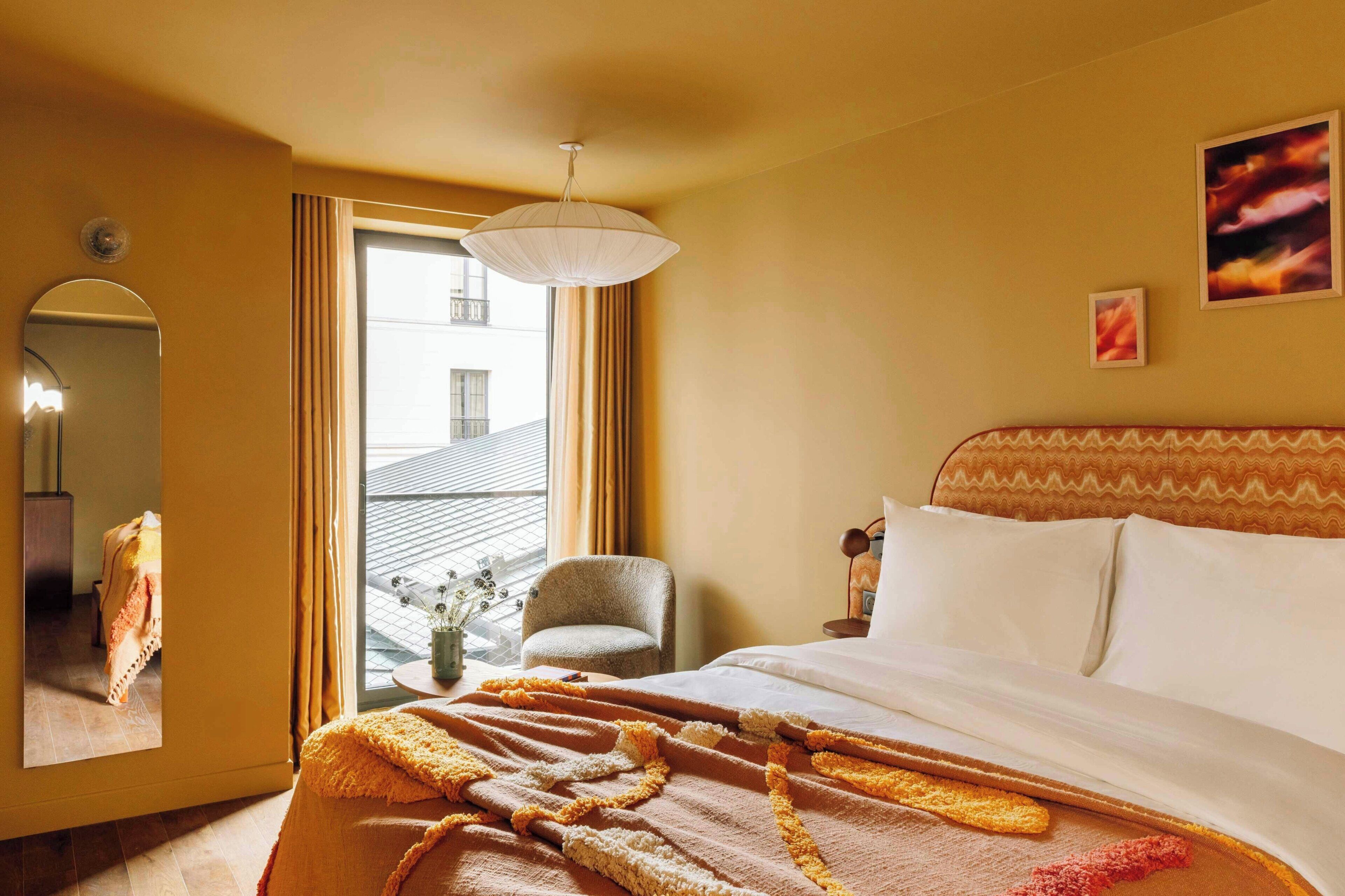 Locke Studio - Accessible | Premium bedding, in-room safe, individually decorated