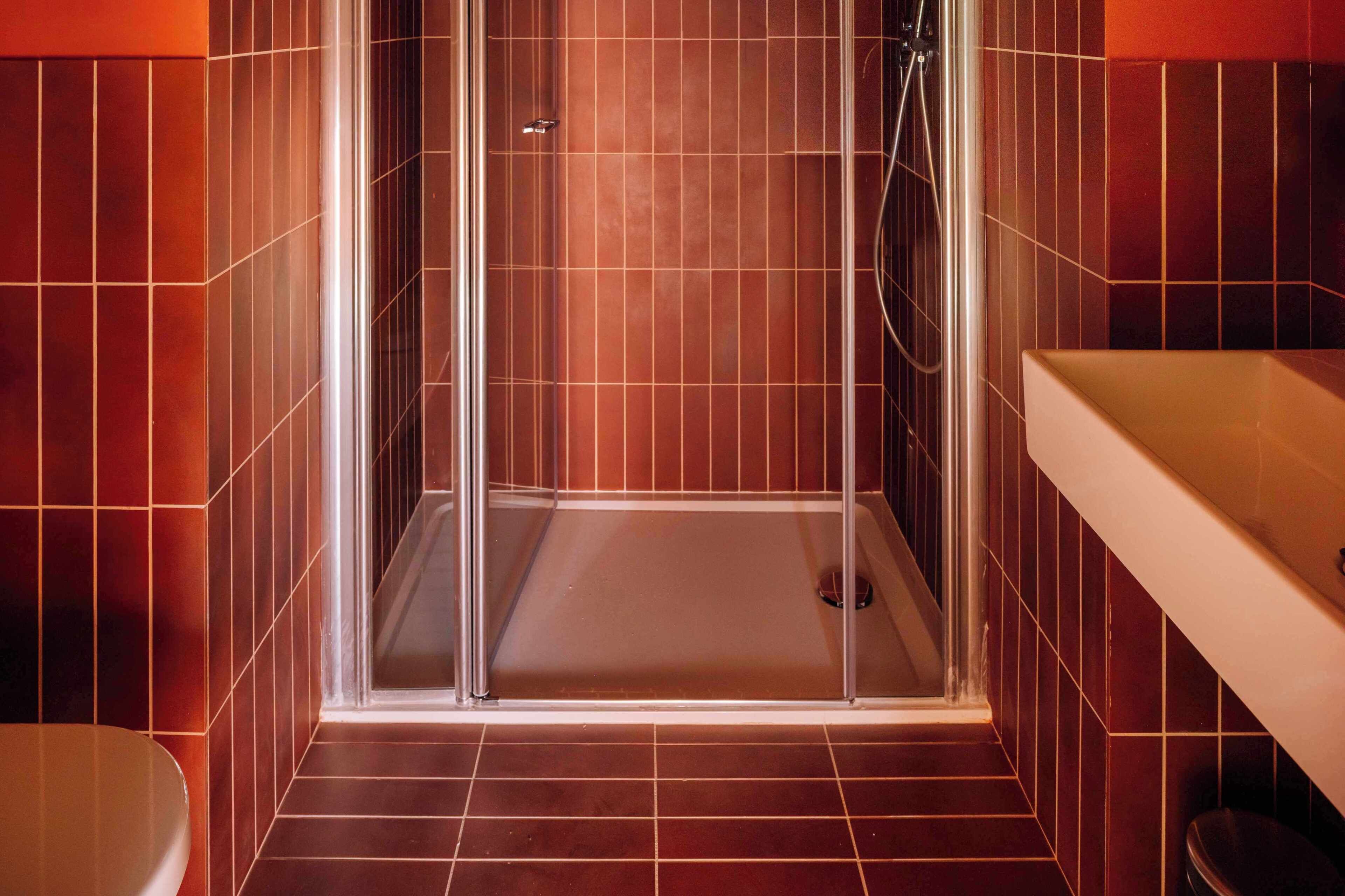 Family Suite | Banheiro | Chuveiro, chuveiro com efeito de chuva, produtos de toalete grátis 