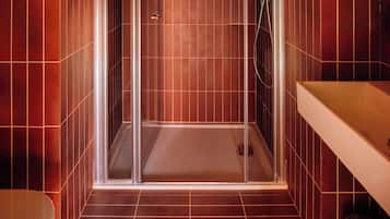 Family Suite | Badezimmer | Dusche, Regendusche, kostenlose Toilettenartikel, Haartrockner