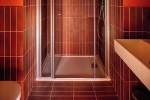 Family Apartment | Bathroom | Shower, rainfall showerhead, free toiletries, hair dryer