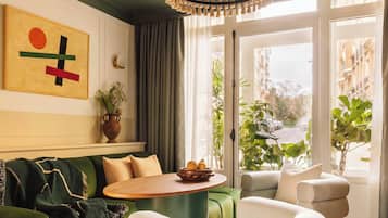 Begonia Suite | Wohnbereich | 42-Zoll-Smart-TV mit Digitalempfang, Kinderspielzeug