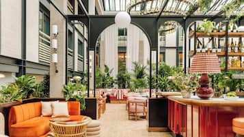Petit déjeuner, déjeuner, dîner et brunch servis sur place