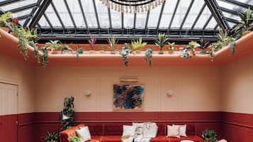 Roseraie Suite | 客厅 | 42-英寸智能电视 (配备数码频道)、玩具