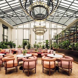 Phục vụ bữa sáng, bữa trưa, bữa tối, món Pháp