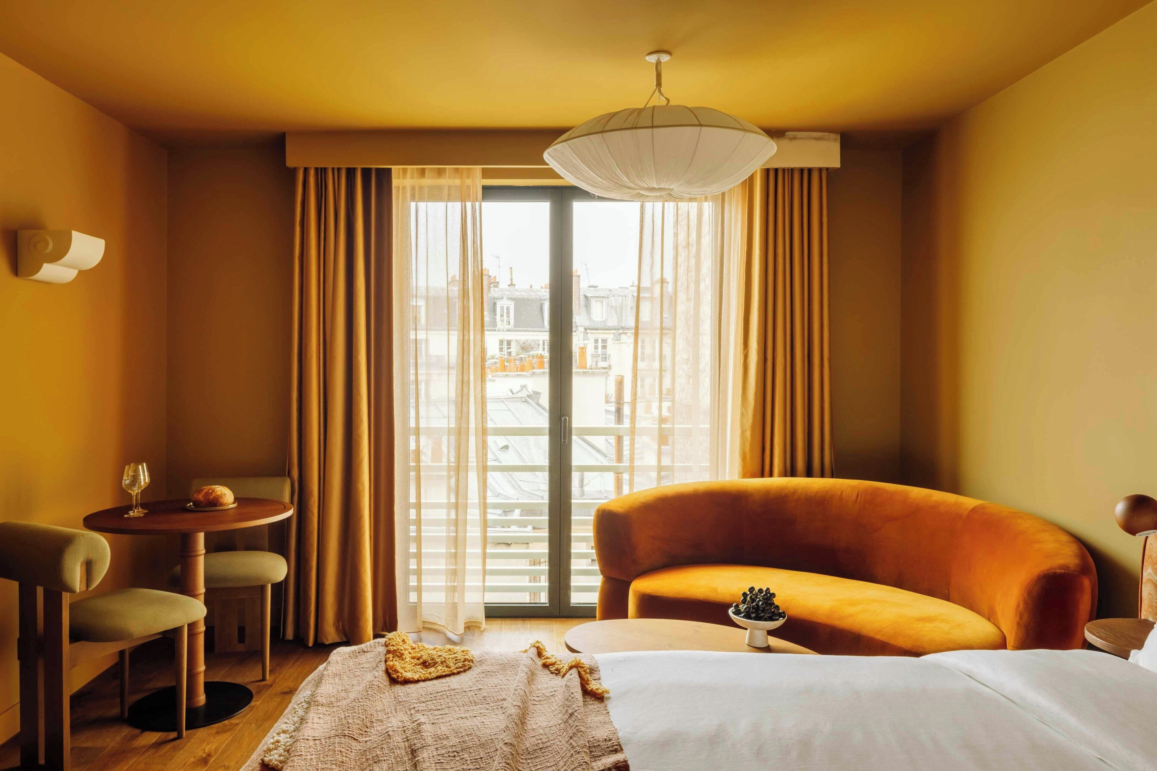 Ropa de cama de alta calidad y caja de seguridad en la habitación 