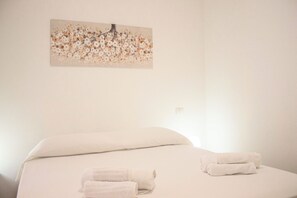 1 chambre, fer et planche à repasser