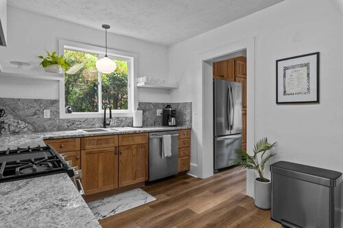 Charming, cozy home close to everything downtown! Perfect for large groups!