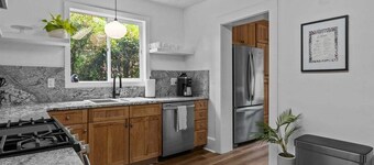 Charming, cozy home close to everything downtown! Perfect for large groups!