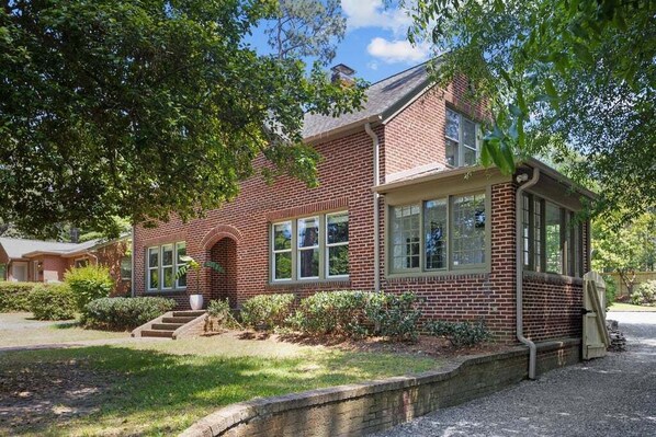 Exterior - Charming, cozy home close to everything downtown! Perfect for large groups! (Southern Pines)