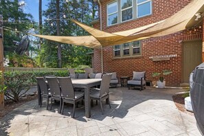 Outdoor dining - Charming, cozy home close to everything downtown! Perfect for large groups! (Southern Pines)