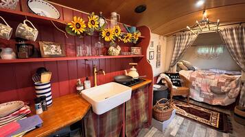 Comfort Cabin, 1 Double Bed, Lake View | Private kitchen | Mini-fridge, stovetop, cookware/dishes/utensils