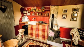 Comfort Cabin, 1 Double Bed, Lake View | Individually decorated, individually furnished, bed sheets