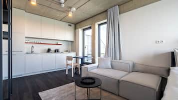 Departamento exclusivo, Terraza | 1 habitación, decoración personalizada, muebles diferentes y escritorio