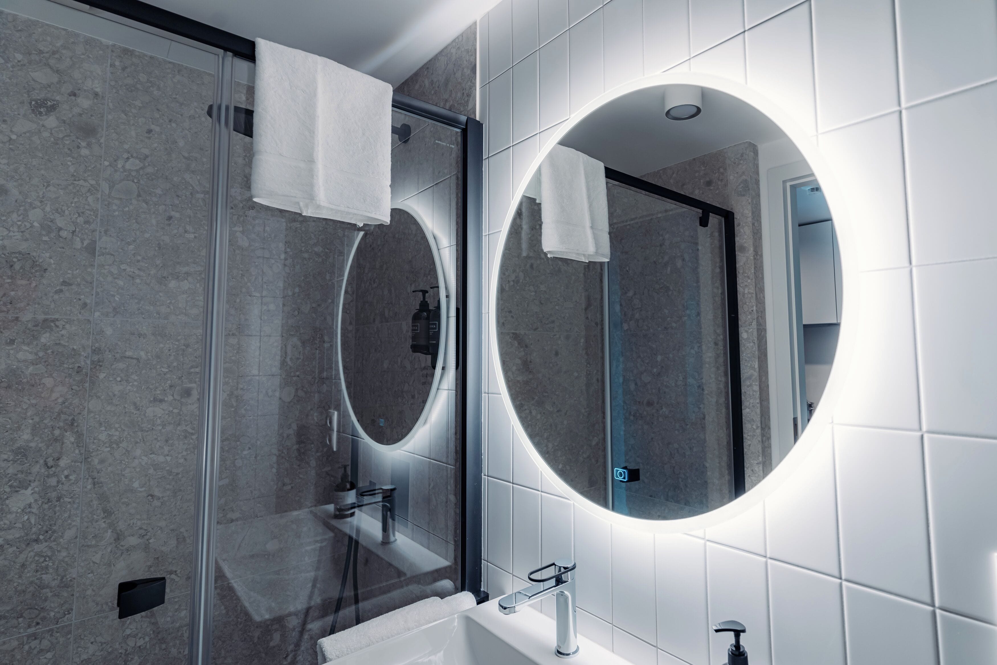 Superior Studio Suite | Bathroom | Shower, towels, shampoo, toilet paper