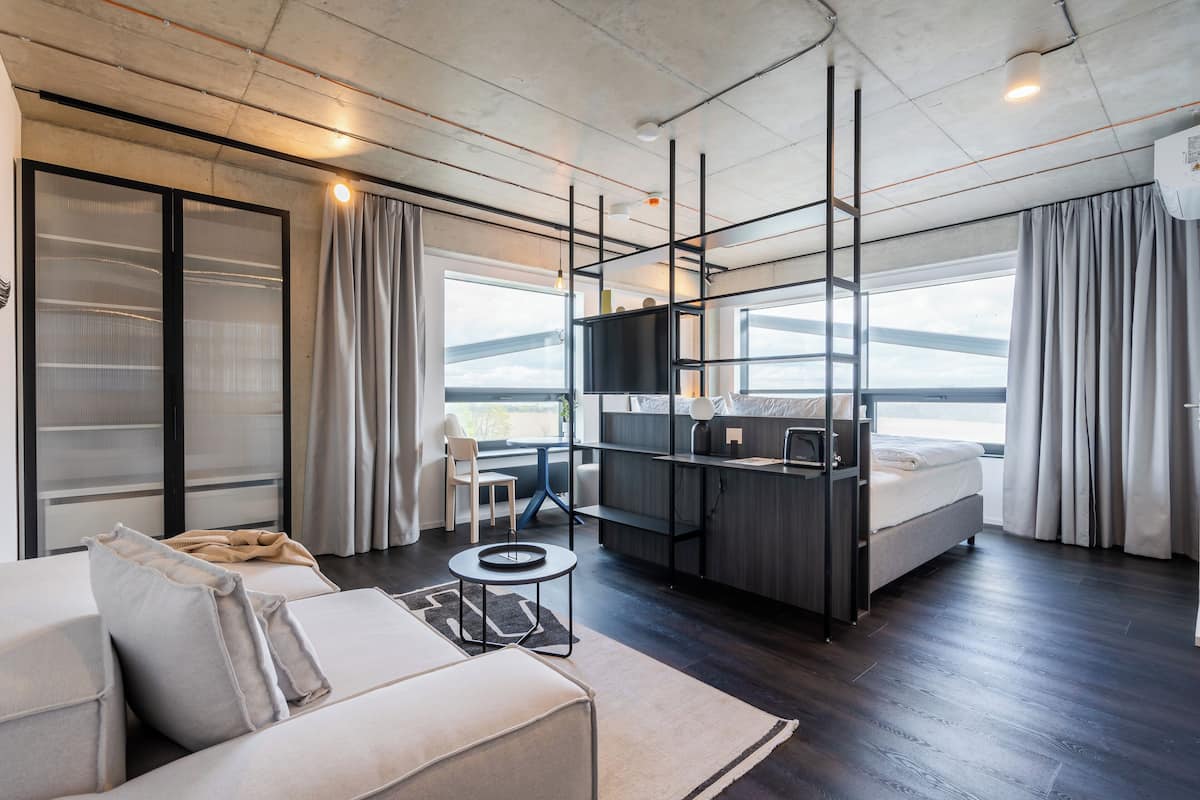 Deluxe Apartment | Desk, laptop workspace, soundproofing, WiFi (free)